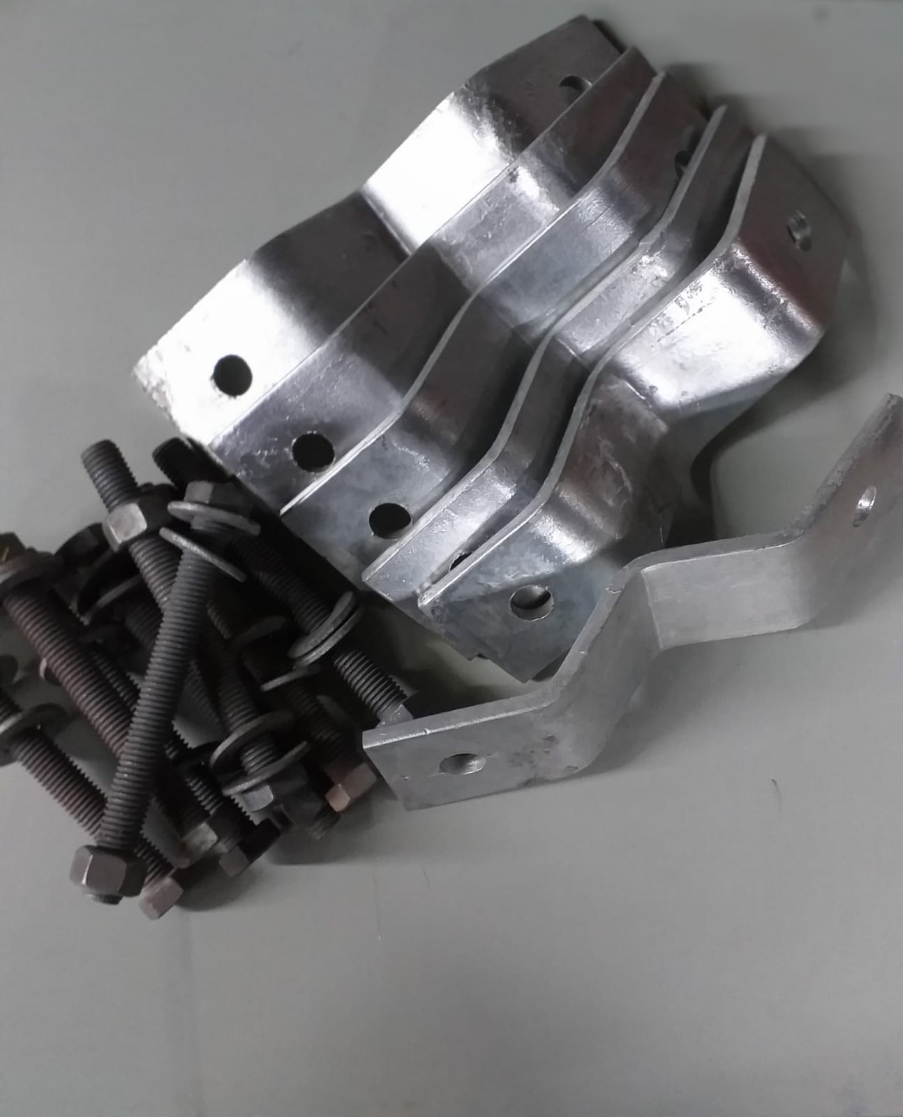 SUPORTES E ABRAÇADEIRAS